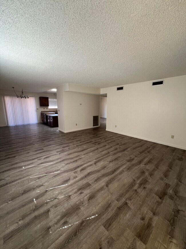 Building Photo - 525 W Calle Lindero