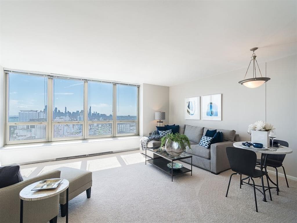 Primary Photo - 3000 N Lake Shore Dr