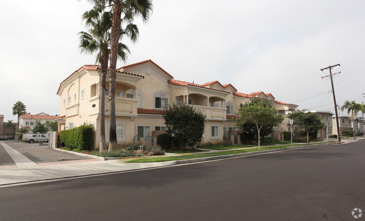 Foto del edificio - Pacific Breeze Townhomes