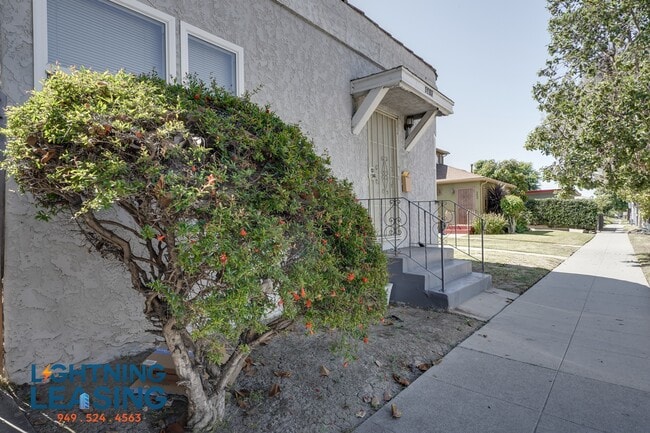 Building Photo - 6415 S Van Ness Ave