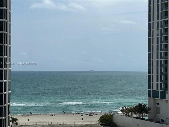 Foto del edificio - 17550 Collins Ave