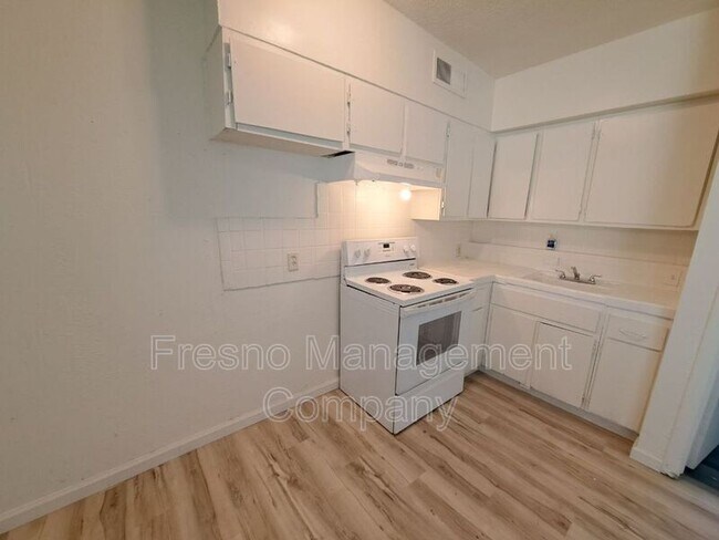 Foto del edificio - 232 W Shields Ave