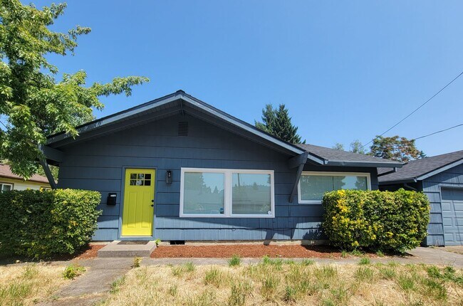 Foto del edificio - Captivating 3BD/1BA Home with Spacious Yar...