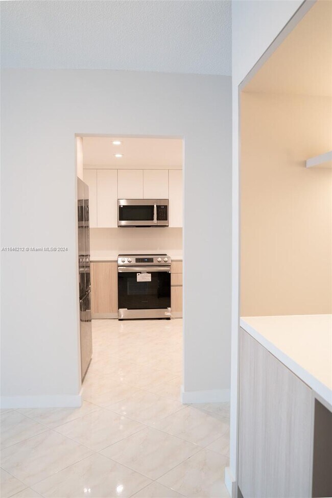 Building Photo - 400 Kings Point Dr