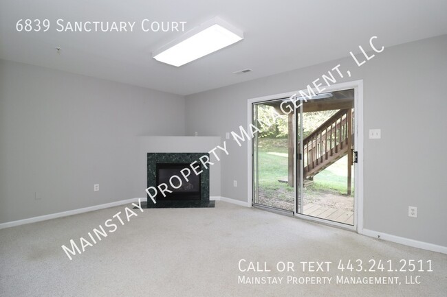 Building Photo - End Unit 3 Bedroom Townhome W/ Garage and ...