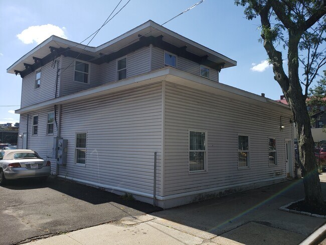 Building Photo - 392 Crown St