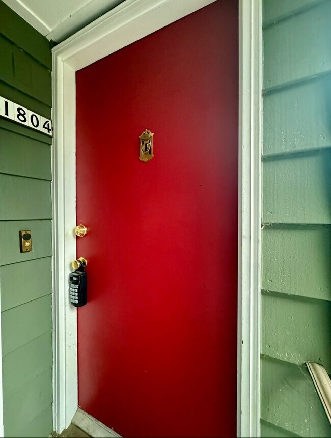 Building Photo - Vintage Irvington Top Floor 2 Bed with a l...