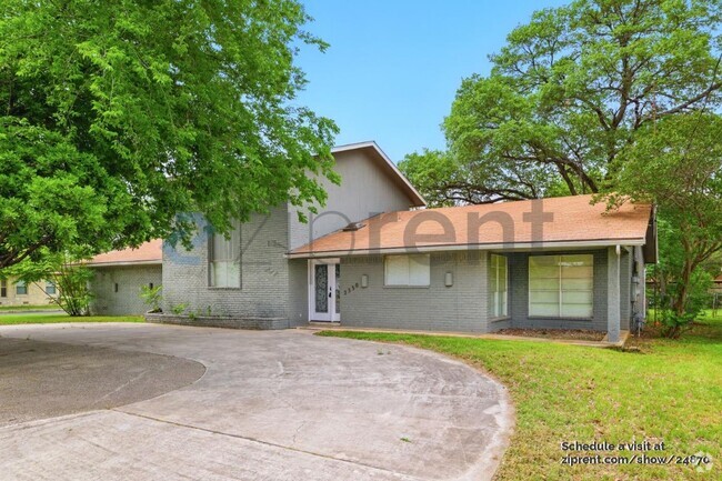 Building Photo - 2330 Blossom Dr