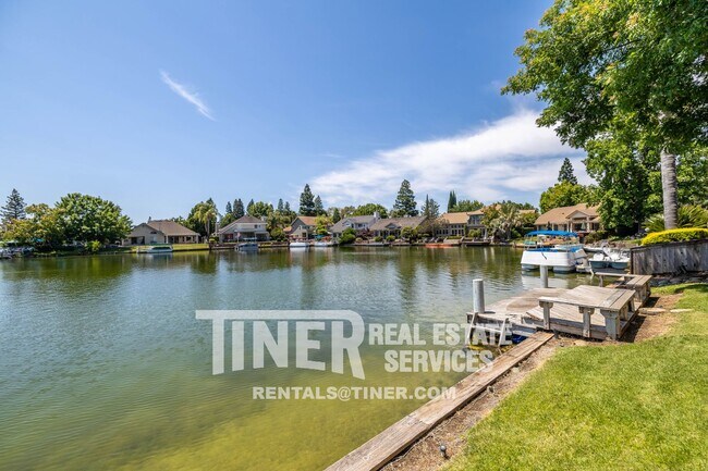 Building Photo - Gorgeous Home on Lake