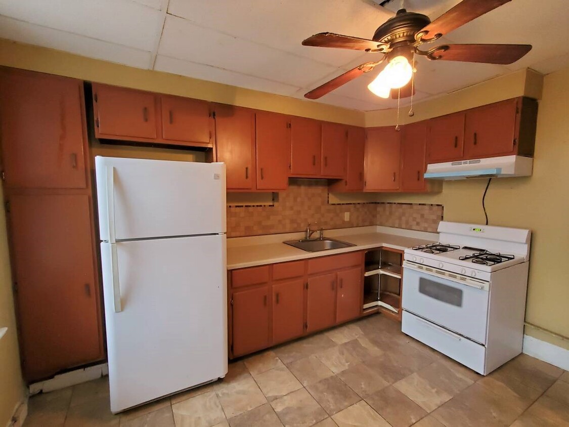 Primary Photo - 219 Bayview Ave