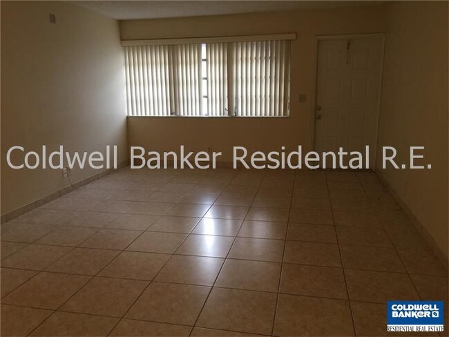 Building Photo - 10152 Twin Lakes Dr