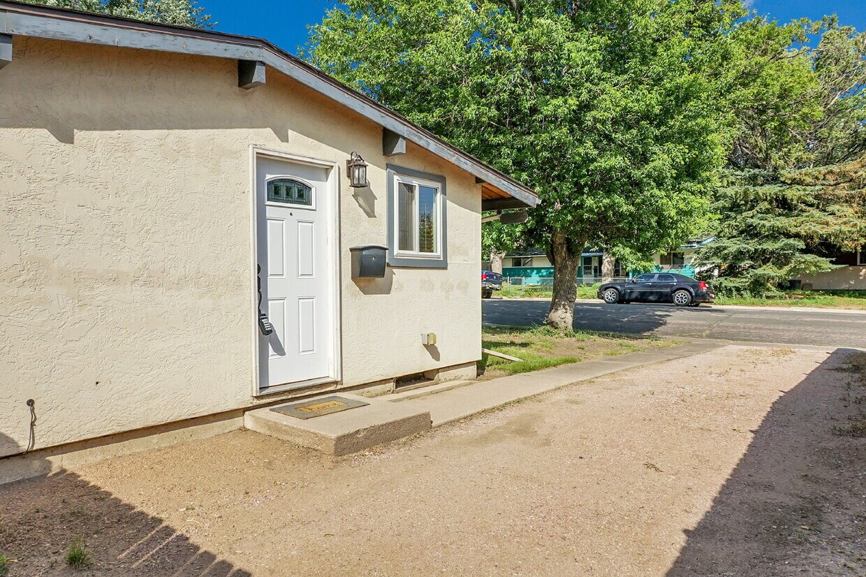 Foto principal - $1,950, 3-bedroom, 1-bathroom house in Col...