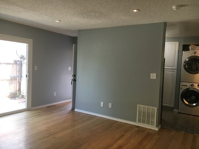 Foto del edificio - 2BR/1.5BA Remodeled Row Home in Westminster AVAIL 7/15