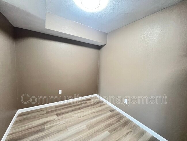 Building Photo - 2150 N Sherwood Forest Dr
