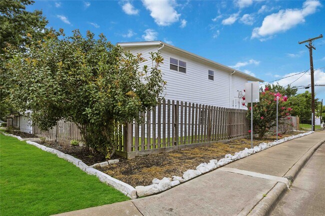 Foto del edificio - 5302 Saxon Dr