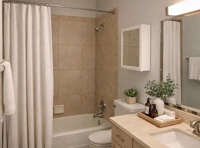 Uno de los dos baños - 2901 N Halifax Ave