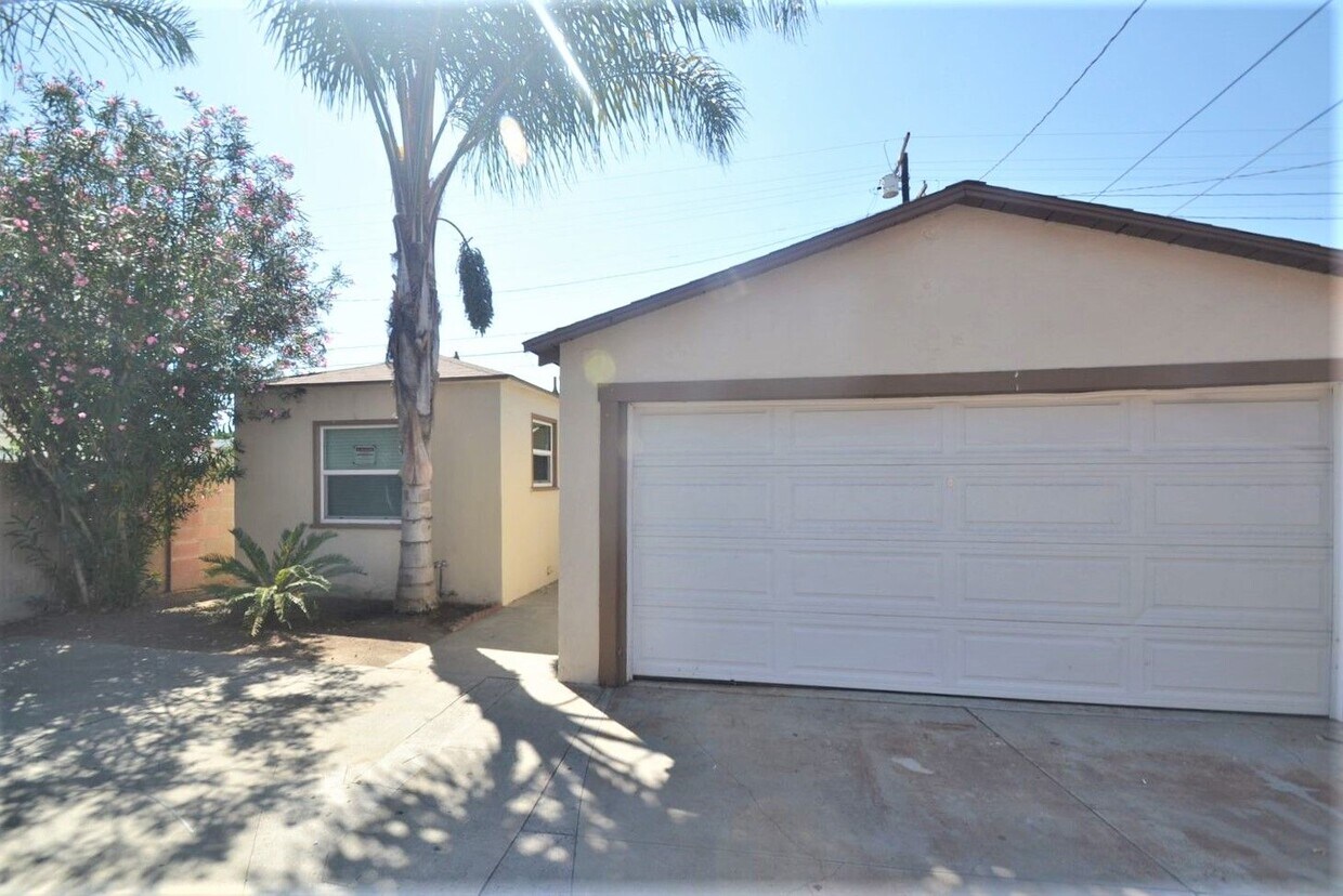 Primary Photo - 10025 Pinehurst Ave