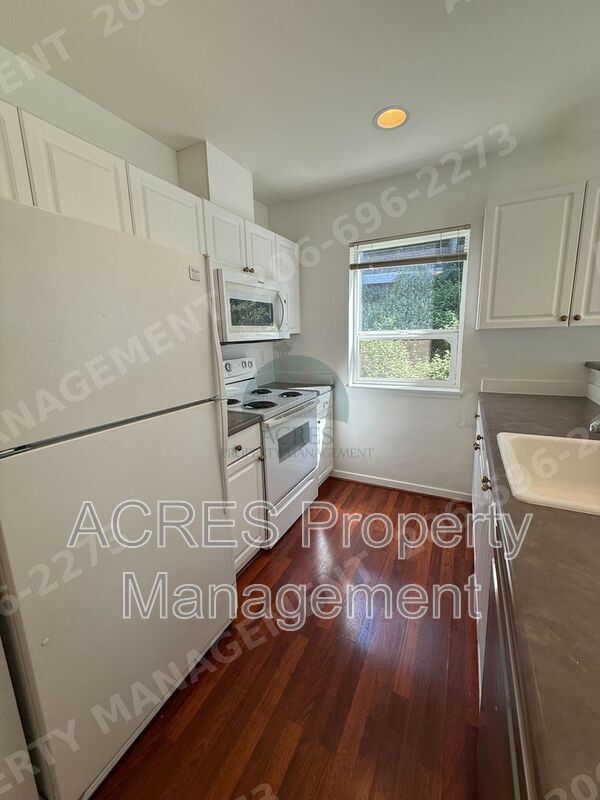 Building Photo - 524 6th Ave W