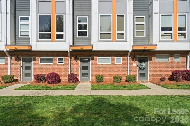 Foto del edificio - 523 Sedgefield Park Dr