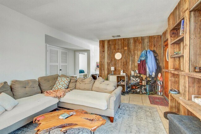 Foto del edificio - 3317 S Oak Dr