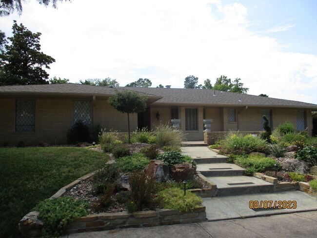 Building Photo - (2-3) Bed/(2) Bath Home in South Core Norman!