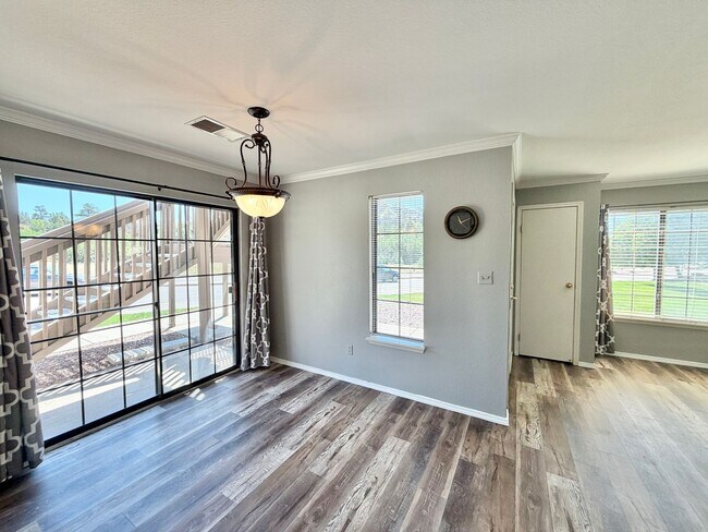 Foto del edificio - Modern Condo with Fireplace, Garage & Community Pool