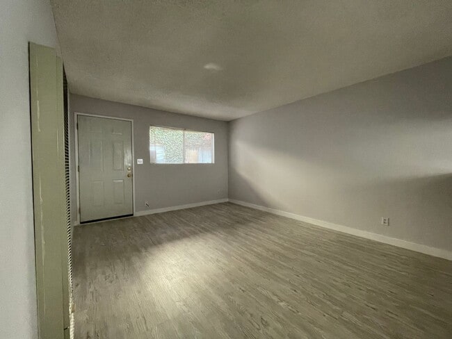 Foto del edificio - Spacious and Bright Upper Level Unit Ready For Move In!