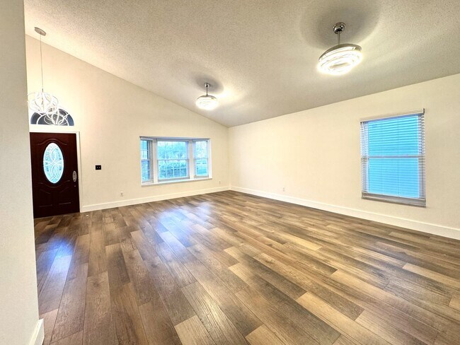 Building Photo - 4 bedroom, 2 bathroom home located in Stoneybrook