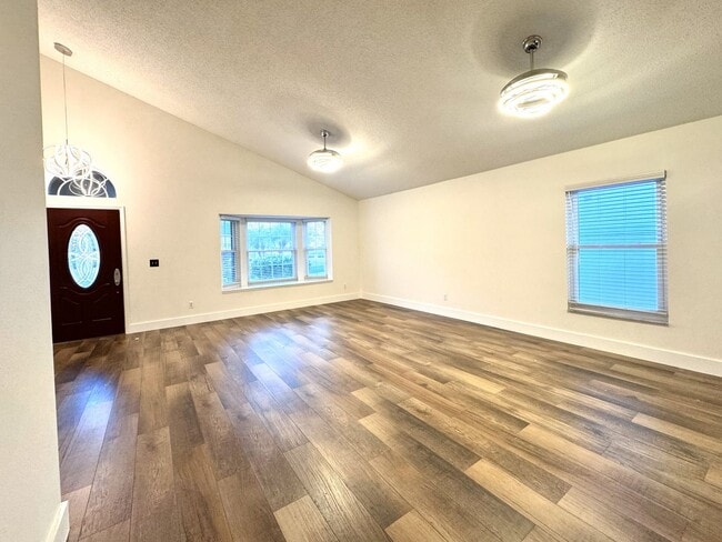 Foto del edificio - 4 bedroom, 2 bathroom home located in Stoneybrook