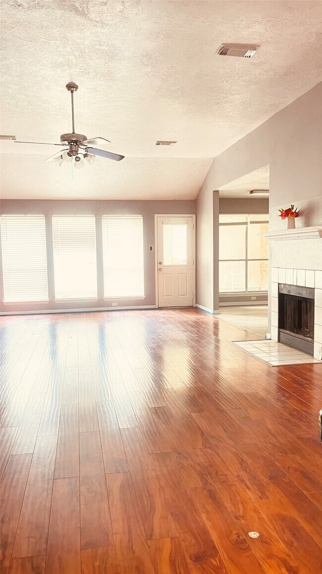 Foto del edificio - 6406 Bayou Crest Dr