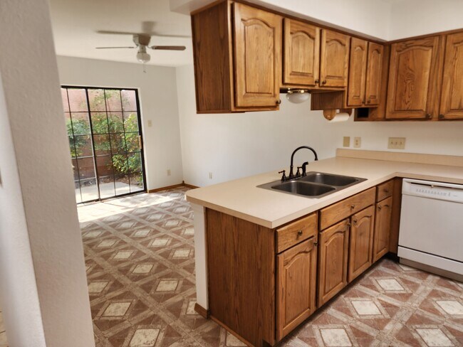 Foto del edificio - 1623 S Main St