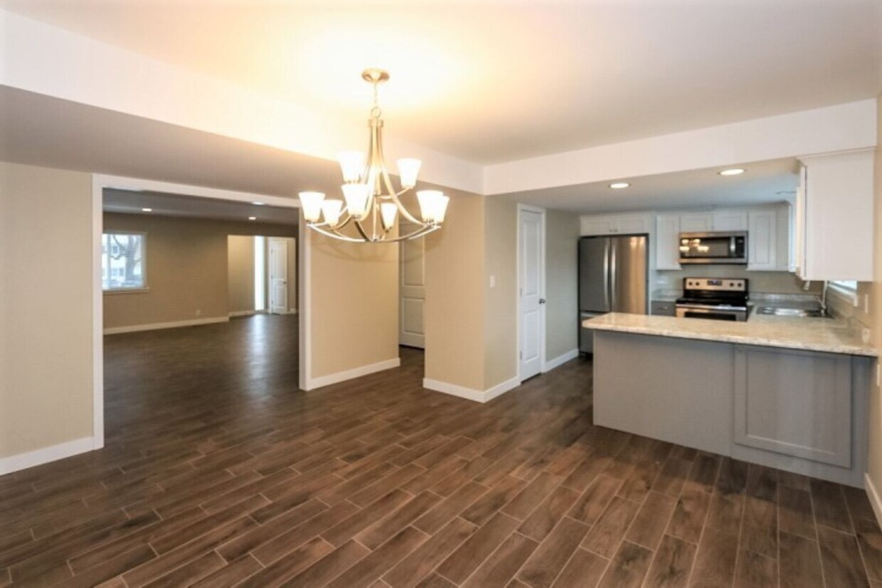 Primary Photo - 4 Bedroom Townhome at Three Fountains in M...