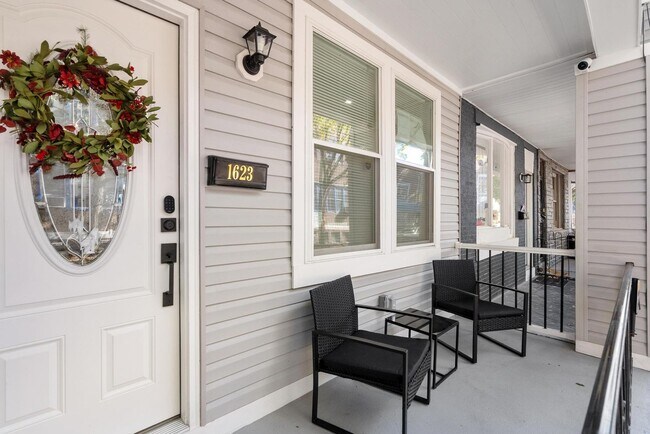Building Photo - Luxurious 3-Bedroom Townhome in Point Breeze! Available NOW!