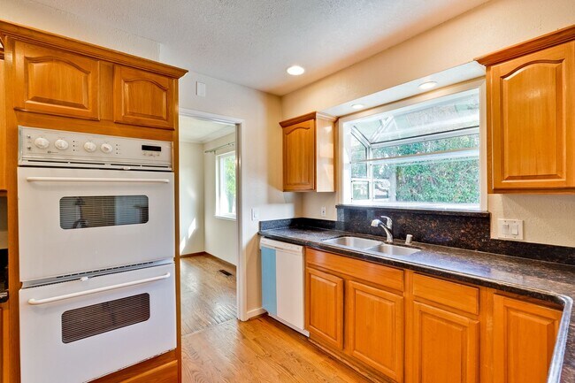 Building Photo - 10534 Deodara Dr
