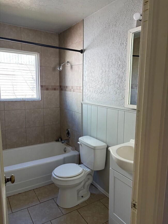 Foto del edificio - Cute two bedroom home with walking distance to elementary school