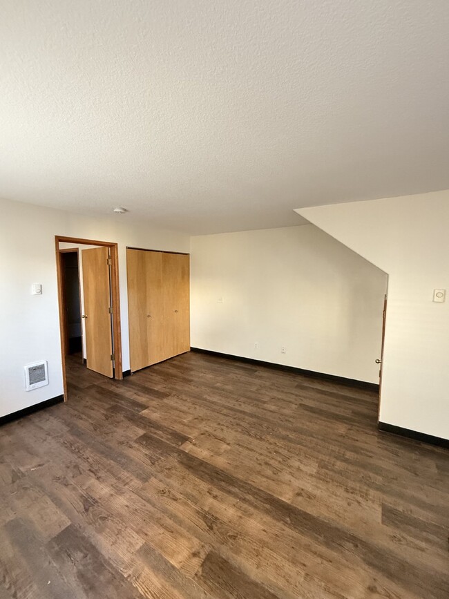 Foto del edificio - 1-Bedroom with new laminate flooring; Near...