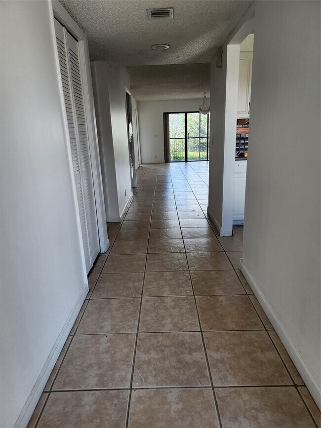 Foto del edificio - 390 Racquet Club Rd