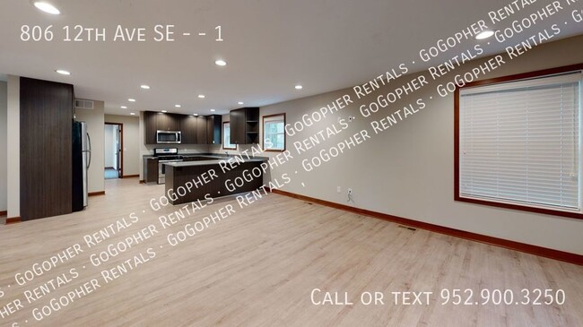 Foto del edificio - Modern 5 Bedroom Duplex Close to U of M Ca...