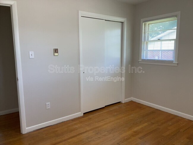 Foto del edificio - 2402 Wellington St