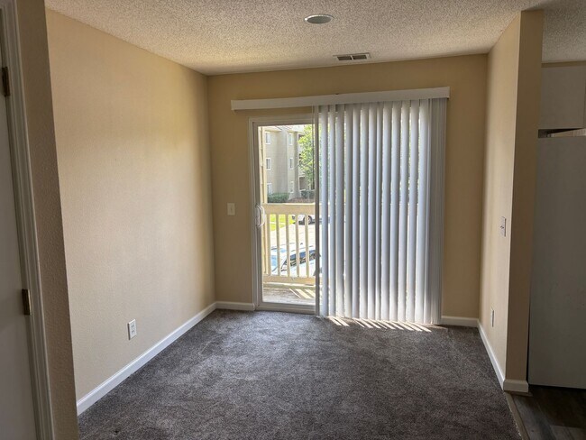 Building Photo - 2 BEDROOM 1 BATH CONDO