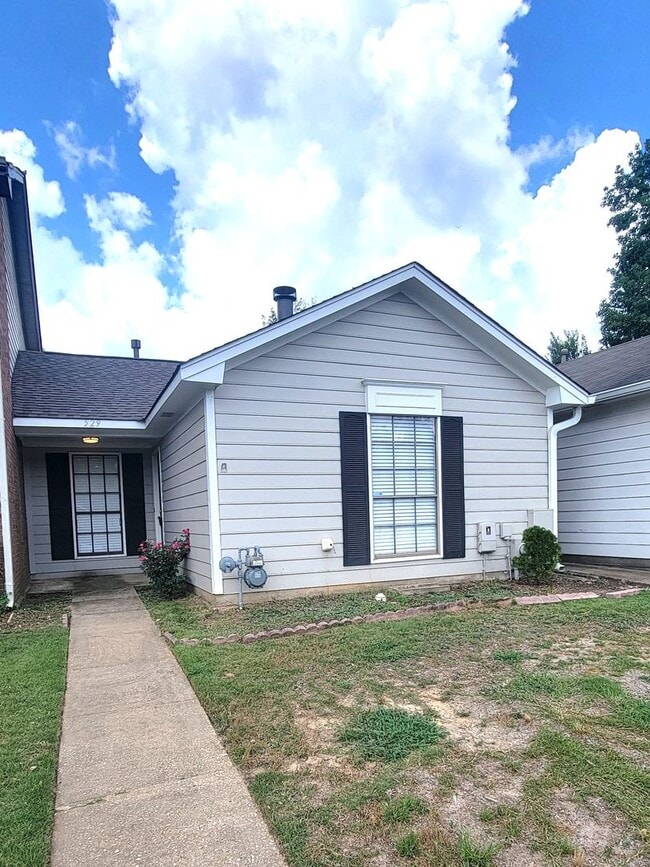 Building Photo - Adorable 2-Bedroom, 2-Bath Townhome Near A...