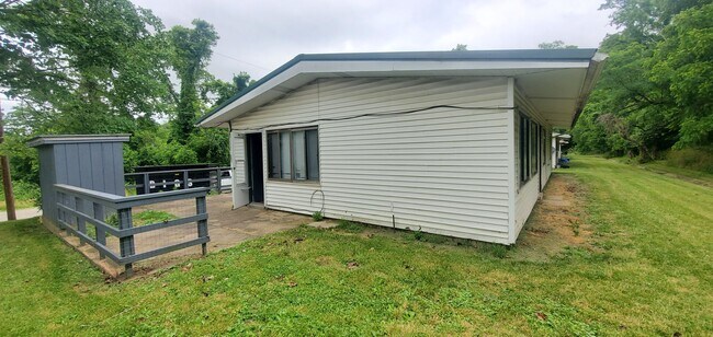 Foto del edificio - Finleyville 3 Bedroom 1.5 Bath Ranch $1,50...