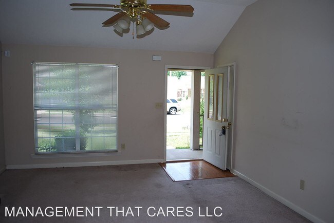 Foto del edificio - 5679 Sycamore Woods Dr