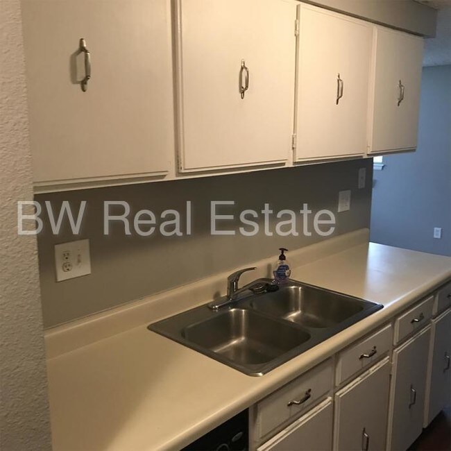 Building Photo - 190 E Highline Cir