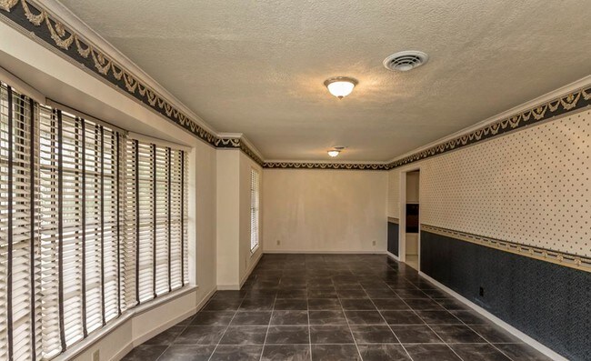Building Photo - 5750 Gladys Ave