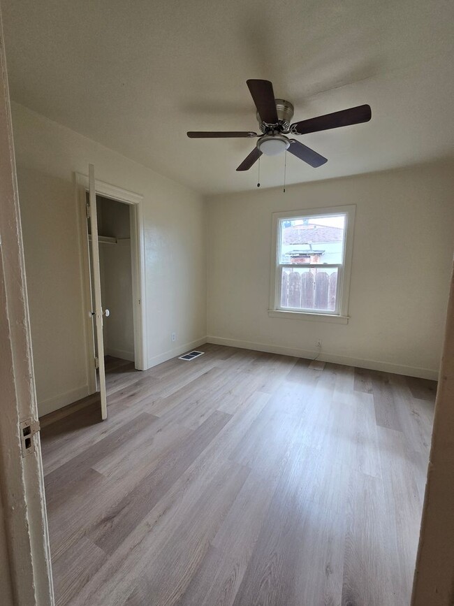 Building Photo - 2 Br 1 Ba with formal dining room