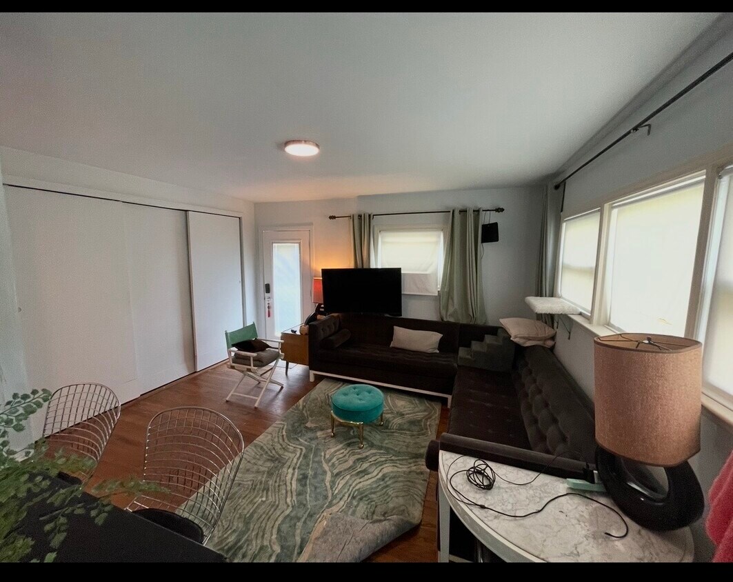 Foto del edificio - 304 Lincoln Blvd