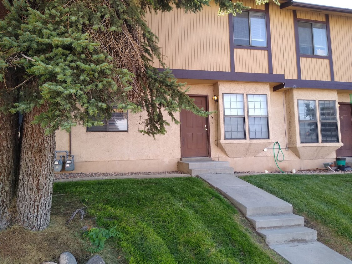 Primary Photo - 3 Bedroom 2 Bathroom Apartment, 1 car gara...