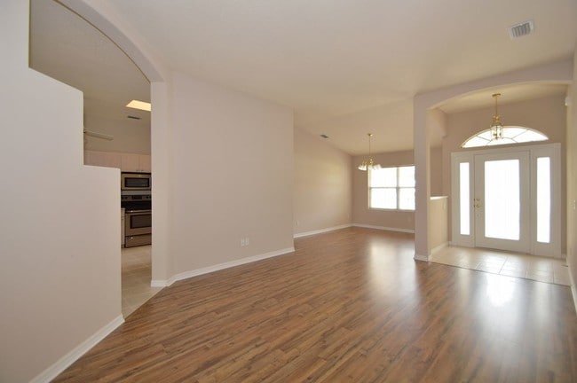 Building Photo - 120 Wood Haven Dr