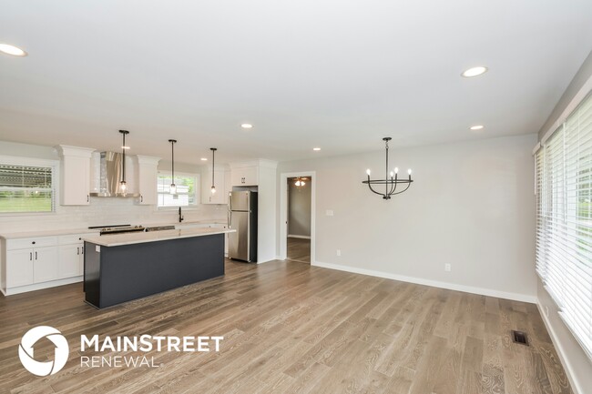 Building Photo - 704 Marswen Dr